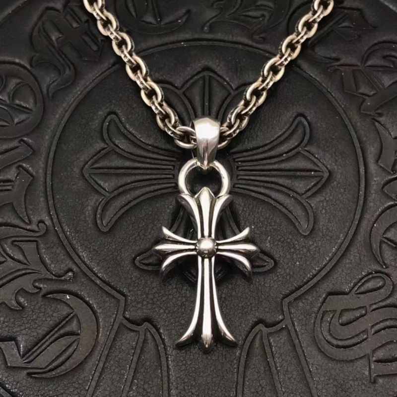 G*u*i necklaces